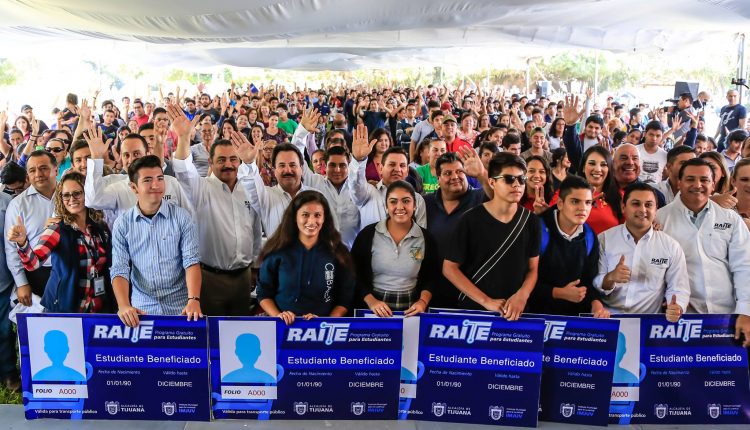 Entregan primeras credenciales y pases para transporte gratis (2)