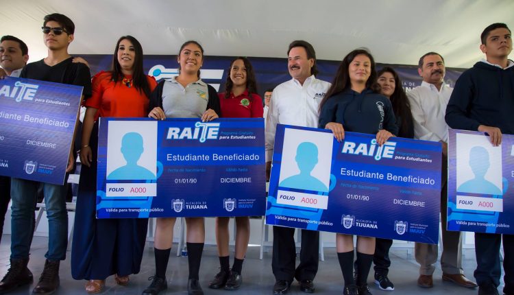 Entregan primeras credenciales y pases para transporte gratis (3)