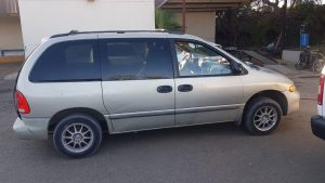 pareja-roba-auto