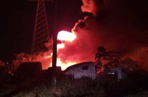 Hombres incendiaron corralón de grúas en Rosarito