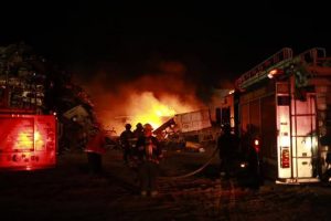 Hombres incendiaron corralón de grúas en Rosarito
