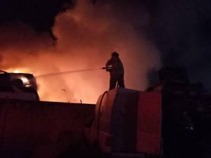 Hombres incendiaron corralón de grúas en Rosarito