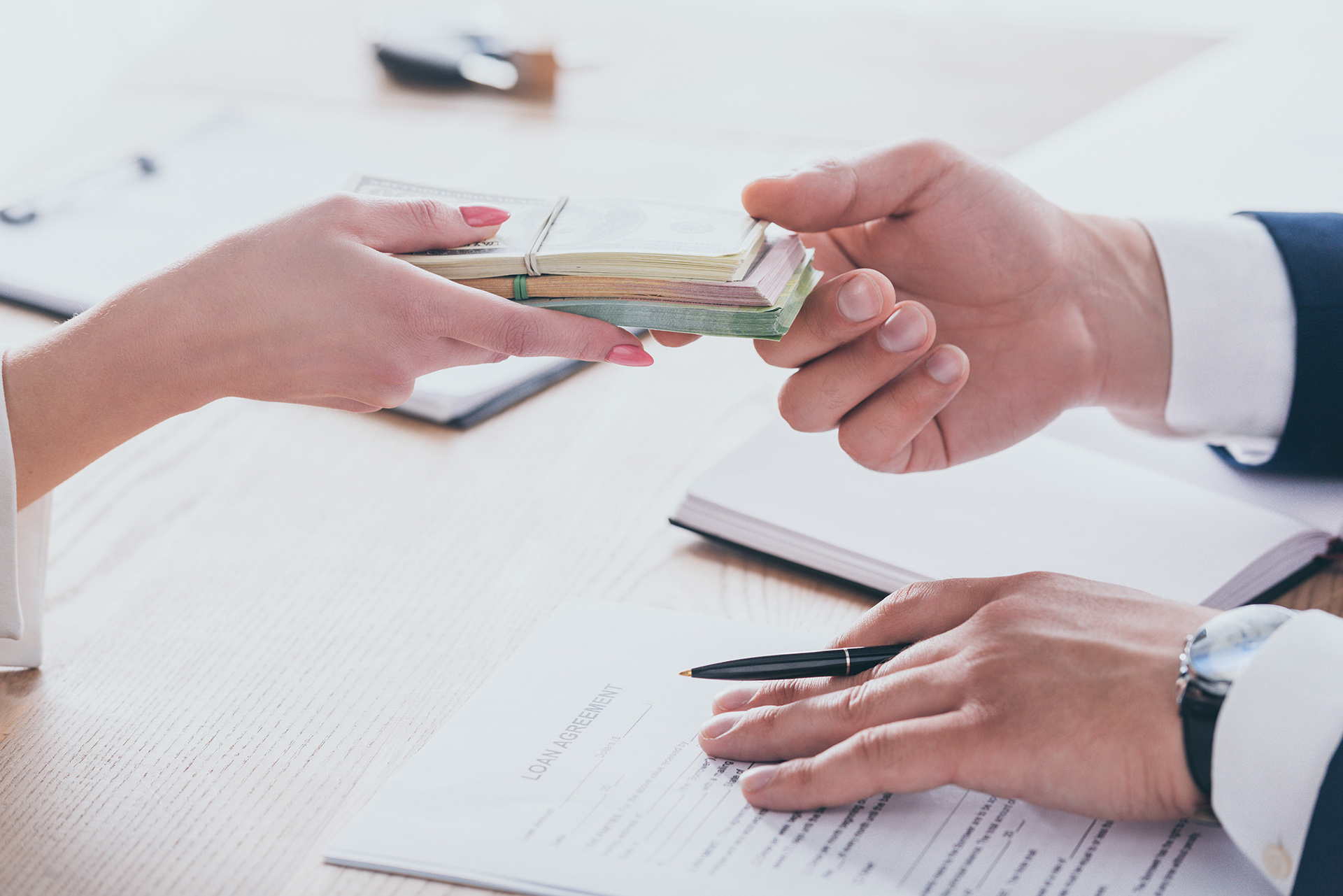 En muchos de los casos, acceder a contratos de producción mayores es un gran reto que, seguramente, supera la capacidad de la empresa y es necesario equipamiento, maquinaria o expansión de la planta en general.