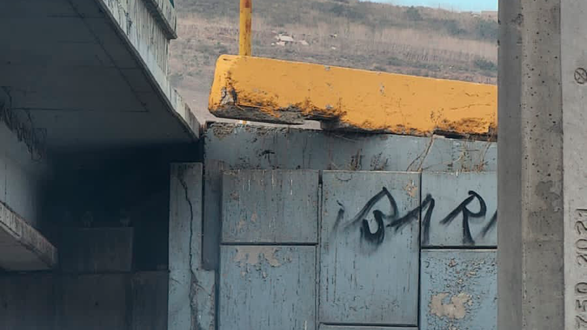 A punto de caer barreras de concreto del puente Loma Blanca